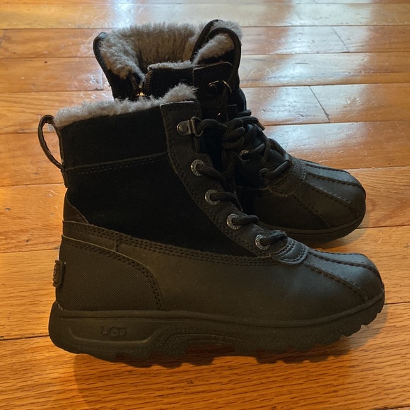 Unisex Kids Ugg Boots - Picture 2 of 5